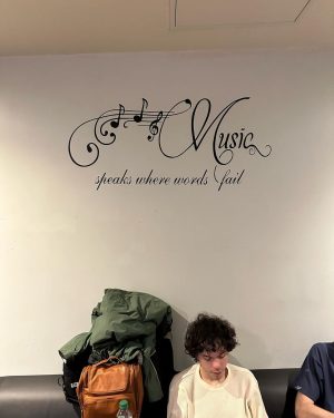 Dylan Minnette Instagram - 🎶🎼🎵 𝑀𝓊𝓈𝒾𝒸
𝓈𝓅𝑒𝒶𝓀𝓈 𝓌𝒽𝑒𝓇𝑒 𝓌𝑜𝓇𝒹𝓈 𝒻𝒶𝒾𝓁 ✨