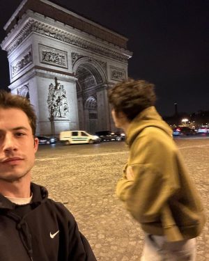 Dylan Minnette Instagram - 🎶🎼🎵 𝑀𝓊𝓈𝒾𝒸
𝓈𝓅𝑒𝒶𝓀𝓈 𝓌𝒽𝑒𝓇𝑒 𝓌𝑜𝓇𝒹𝓈 𝒻𝒶𝒾𝓁 ✨