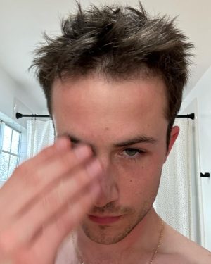 Dylan Minnette Instagram - 🎶🎼🎵 𝑀𝓊𝓈𝒾𝒸
𝓈𝓅𝑒𝒶𝓀𝓈 𝓌𝒽𝑒𝓇𝑒 𝓌𝑜𝓇𝒹𝓈 𝒻𝒶𝒾𝓁 ✨