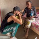 Dylan Thiry Instagram - Comment j’aurais pu laisser cette dame continuer de dormir sur le sable à son âge… je suis heureux et soulagé d’avoir pu apporter un toit à cette dame qui a l’âge de ma grand-mère… Mon seul regret c’est de ne pas l’avoir connu plus tôt…😢💔 @pournosenfants.ong ——— How could I have let this lady sleep on the sand at her age… I am happy and relieved to have been able to bring a home to this lady who is my grandmother’s age… My only regret is that I didn’t know her before. 😢💔 Madagascar