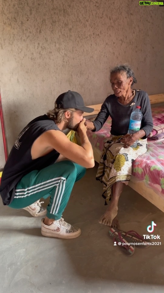 Dylan Thiry Instagram - Comment j’aurais pu laisser cette dame continuer de dormir sur le sable à son âge… je suis heureux et soulagé d’avoir pu apporter un toit à cette dame qui a l’âge de ma grand-mère… Mon seul regret c’est de ne pas l’avoir connu plus tôt…😢💔 @pournosenfants.ong ——— How could I have let this lady sleep on the sand at her age… I am happy and relieved to have been able to bring a home to this lady who is my grandmother’s age… My only regret is that I didn’t know her before. 😢💔 Madagascar