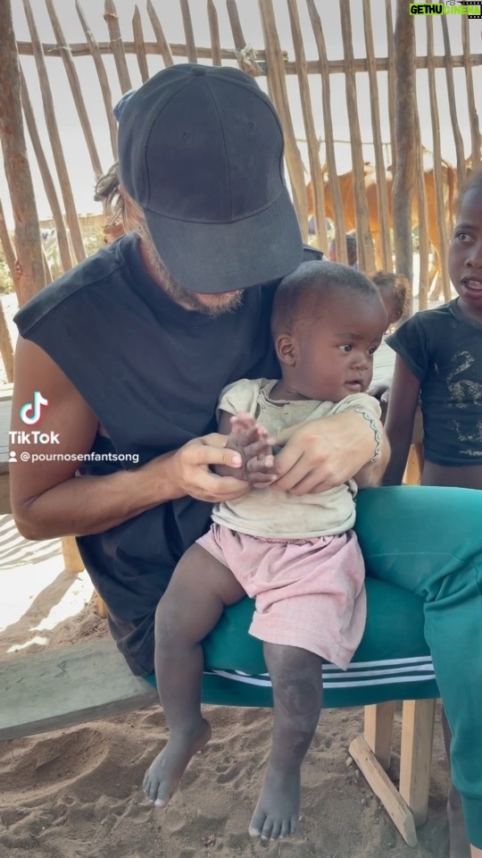 Dylan Thiry Instagram - J’ai l’impression de les voir grandir..🥹😍 @pournosenfants.ong ——— I feel like I see them growing up.. 🥹😍 Madagascar