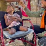 Dylan Thiry Instagram - 11 ans jour pour jour, que cette maman porte sa fille sur son dos, dû à son handicap… Cette Maman est venue nous solliciter pour obtenir de l’aide car elle n’arrivait plus à porter sa fille sur son dos… Très compliqué voire impossible pour elle de se permettre de s’offrir une chaise pour sa fille, nous avons eu la chance de pouvoir l’aider et la soulager avec le financement pour pouvoir lui procurer cette chaise qui va soulager bien des maux et faciliter la vie de chacune…🙌🏽🥹😍 @pournosenfants.ong #madagascar Madagascar