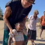 Dylan Thiry Instagram - La vidéo parle d’elle même… il faut parfois un rien pour donner un sourire 🥺❤️ @pournosenfants.ong Madagascar