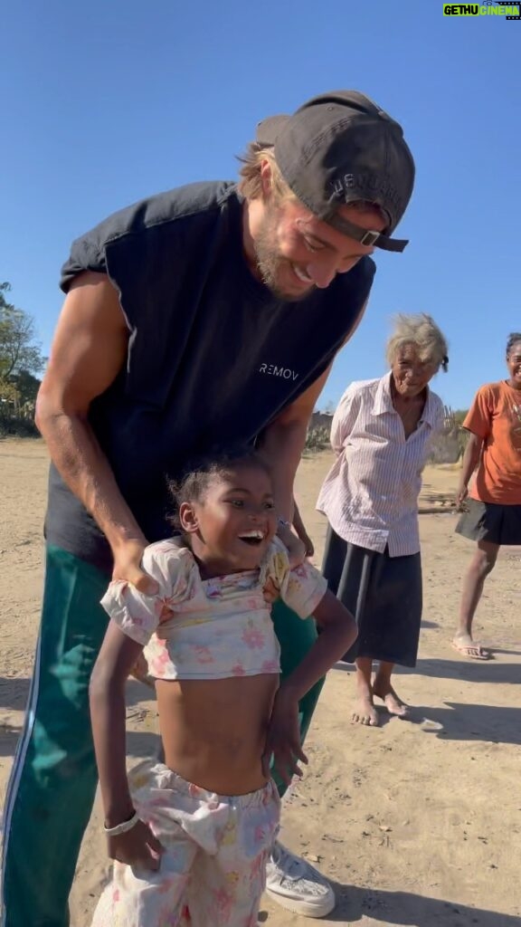 Dylan Thiry Instagram - La vidéo parle d’elle même… il faut parfois un rien pour donner un sourire 🥺❤ @pournosenfants.ong Madagascar