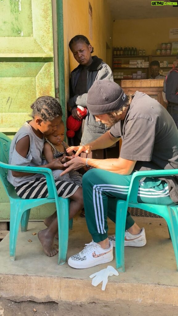 Dylan Thiry Instagram - Je ferai toujours tout mon possible pour apporter santé sérénité et joie à ces enfants du mieux que je peux. ❤️‍🩹 @pournosenfants.ong Madagascar