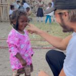 Dylan Thiry Instagram - Des sourires, des partages, des moments de vie à l’état pur, de l’amour partagé, des instants de joie… souvent, ils pensent que c’est moi qui procure cela, alors que c’est eux qui en sont la cause, qui sont la véritable raison. C’est de la joie au quotidien… leurs sourires, leurs vies car ils ne l’ont pas choisies, ces journées qui sont parfois difficiles, intenses pour eux… Malgré l’injustice de leur quotidien, malgré les moments plus douloureux, ils gardent et préservent leurs sourires. C’est un bonheur indescriptible et inexplicable. 🥹😍 Ils ont si peu et ils donnent tellement, à leurs côtés, le moment «  partage » porte tout son sens. @pournosenfants.ong 🌍 Ambovombe