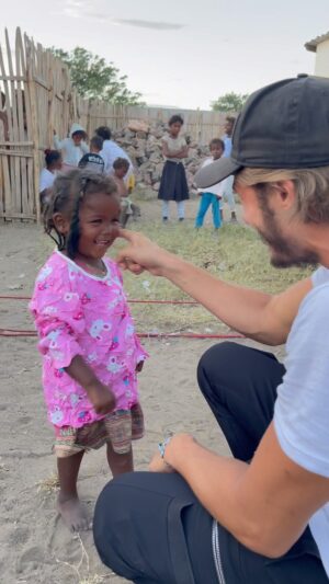 Dylan Thiry Instagram - Des sourires, des partages, des moments de vie à l’état pur, de l’amour partagé, des instants de joie… souvent, ils pensent que c’est moi qui procure cela, alors que c’est eux qui en sont la cause, qui sont la véritable raison. 

C’est de la joie au quotidien… leurs sourires, leurs vies car ils ne l’ont pas choisies, ces journées qui sont parfois difficiles, intenses pour eux… 
Malgré l’injustice de leur quotidien, malgré les moments plus douloureux, ils gardent et préservent leurs sourires. C’est un bonheur indescriptible et inexplicable. 🥹😍
Ils ont si peu et ils donnent tellement, à leurs côtés, le moment «  partage » porte tout son sens. @pournosenfants.ong 🌍