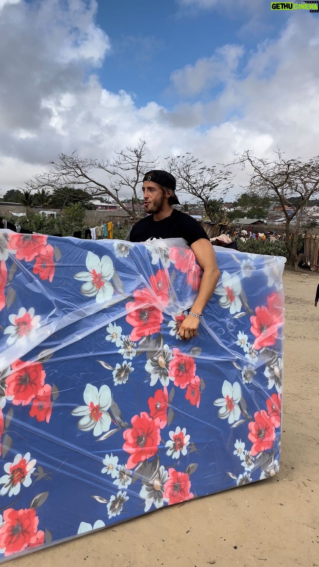 Dylan Thiry Instagram - Faisant en sorte qu’ils aient un sommeil meilleur que la veille… 💫 🛏 @pournosenfants.ong Ambovombe