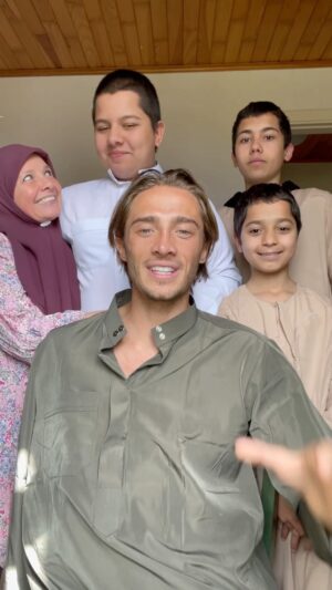 Dylan Thiry Instagram - On vous souhaite à tous et à toutes un bon ramadan en famille Inshallah 🤲🏼

 (premier jour de Ramadan ensemble pour nous) Al Hamdoulillah ❤️