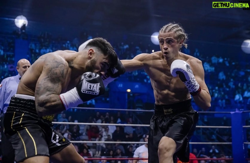 Dylan Thiry Instagram - La plus grande gloire n'est pas de ne jamais tomber, mais de se relever à chaque chute. 🥊 Palais des sports de Marseille