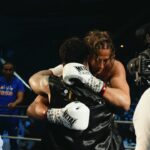 Dylan Thiry Instagram - Bonjour, Salam Aleykoum à tous.. La vidéo parle d’elle même mais je tenais à vous expliquer qu’après 20 secondes de combat, mon épaule s’est déboîtée donc très compliqué de faire de la boxe anglaise qu’avec la main droite. Ce n’est en aucun cas une excuse, @benji_samat a clairement mérité sa victoire ! Cela fait partie de la boxe et les règles ont été respectées … j’aurais pu abandonner après 20 secondes mais j’ai préféré subir et prendre sur moi jusqu’à la fin. L’abondon ne fait pas partie de ma vie ! Je tenais à remercier mon adversaire qui a tenu sa parole et qui a eu du respect envers moi jusqu’au bout. Bravo pour ta victoire ! Une revanche est prévue dans quelques mois la famille 🥊 Merci pour tout vos messages et merci à Marseille pour cet magnifique accueil 😅 Je rigole l’accueil était légitime vu mon entrée mais je vous remercie pour le respect du sport il y’a eu aucun dérapage donc merci beaucoup Marseille ❤️ Je vais bien Dieu merci Vidéo : @audric.odrian.filmmaker Coach : @momotek_galaoui Van : @lebeaucarrosse