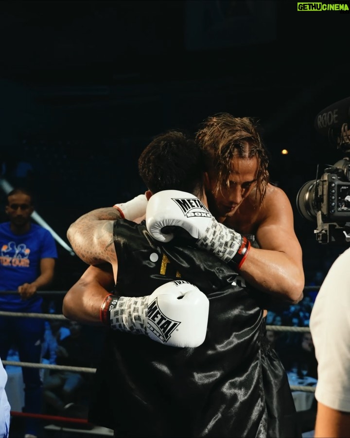 Dylan Thiry Instagram - Bonjour, Salam Aleykoum à tous.. La vidéo parle d’elle même mais je tenais à vous expliquer qu’après 20 secondes de combat, mon épaule s’est déboîtée donc très compliqué de faire de la boxe anglaise qu’avec la main droite. Ce n’est en aucun cas une excuse, @benji_samat a clairement mérité sa victoire ! Cela fait partie de la boxe et les règles ont été respectées … j’aurais pu abandonner après 20 secondes mais j’ai préféré subir et prendre sur moi jusqu’à la fin. L’abondon ne fait pas partie de ma vie ! Je tenais à remercier mon adversaire qui a tenu sa parole et qui a eu du respect envers moi jusqu’au bout. Bravo pour ta victoire ! Une revanche est prévue dans quelques mois la famille 🥊 Merci pour tout vos messages et merci à Marseille pour cet magnifique accueil 😅 Je rigole l’accueil était légitime vu mon entrée mais je vous remercie pour le respect du sport il y’a eu aucun dérapage donc merci beaucoup Marseille ❤️ Je vais bien Dieu merci Vidéo : @audric.odrian.filmmaker Coach : @momotek_galaoui Van : @lebeaucarrosse