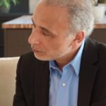 Dylan Thiry Instagram - Tariq Ramadan répond aux questions que tout le monde se pose et met un accent particulier sur celles des musulmans. @tariqramadan.official Merci pour cette marque de confiance. Merci également d’être toujours là pour nous et d’avoir donné plus de 20ans de ta vie pour les autres et particulièrement pour la communauté musulmane. Comme je le dis souvent Tariq est à la fois un ambassadeur et un porte parole. Tariq ne soutient pas uniquement la communauté musulmane, il soutient toute personne quelque soit son origine : dès qu’il y a une injustice, il se sent concerné et impliqué. C’est cela, le sens du terme humanité. En 2022, il y a plus d’humains mais moins d’humanité. A mes yeux, Tariq incarne cette humanité. 🌍 Interview complet sur ma chaîne YouTube ! France