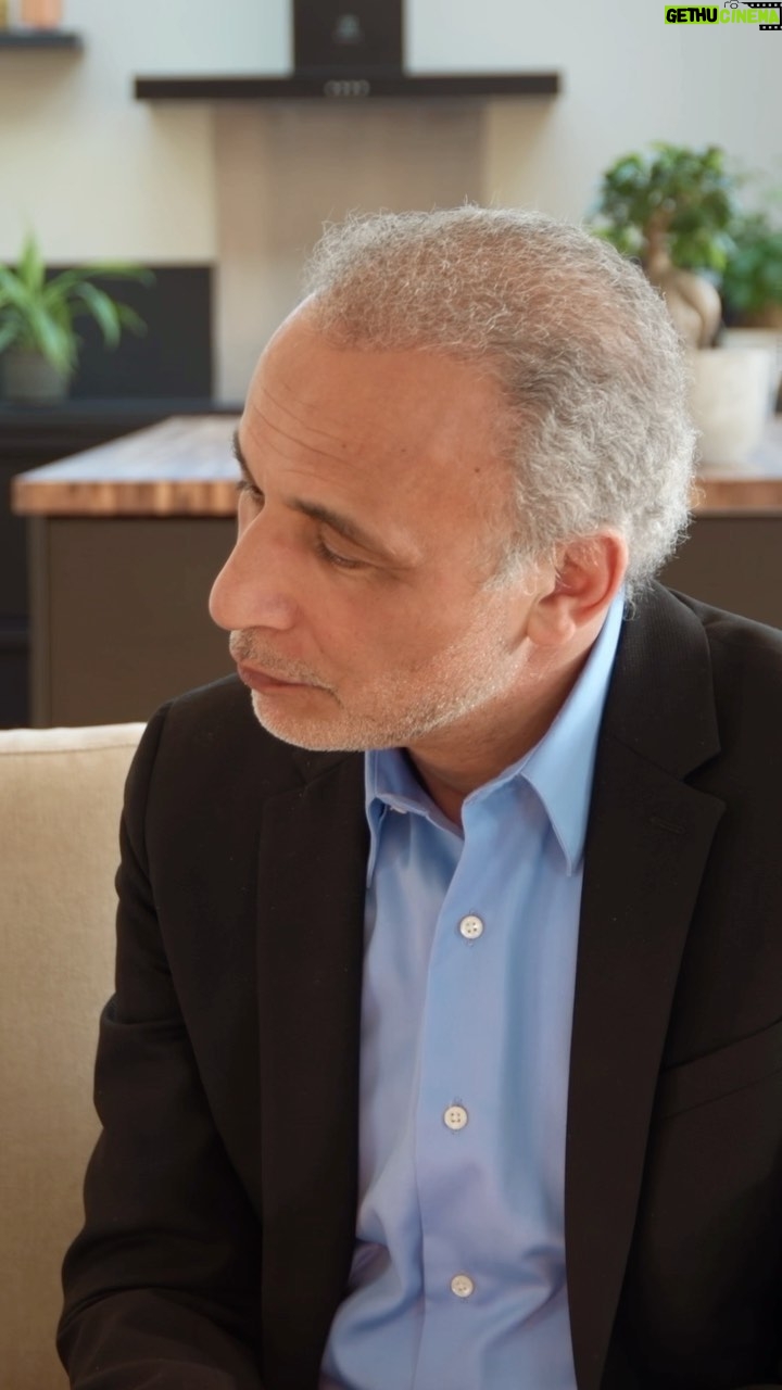 Dylan Thiry Instagram - Tariq Ramadan répond aux questions que tout le monde se pose et met un accent particulier sur celles des musulmans. @tariqramadan.official Merci pour cette marque de confiance. Merci également d’être toujours là pour nous et d’avoir donné plus de 20ans de ta vie pour les autres et particulièrement pour la communauté musulmane. Comme je le dis souvent Tariq est à la fois un ambassadeur et un porte parole. Tariq ne soutient pas uniquement la communauté musulmane, il soutient toute personne quelque soit son origine : dès qu’il y a une injustice, il se sent concerné et impliqué. C’est cela, le sens du terme humanité. En 2022, il y a plus d’humains mais moins d’humanité. A mes yeux, Tariq incarne cette humanité. 🌍 Interview complet sur ma chaîne YouTube ! France