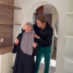 Dylan Thiry Instagram - Tu t’es battue pour en arriver là… @michaelle_75 🧕🏼 Aujourd’hui, c’est à mon tour de me battre pour que tu n’aies plus à le faire. Il est temps que tu te reposes et que je prenne le relais. Je te souhaite la bienvenue dans ta nouvelle cuisine. @zen_cuisines J’espère qu’elle te plaît maman. Je tiens à remercier toute l’équipe qui nous a permis de réaliser cette magnifique conception pour cette pièce de partage où tu vas pouvoir nous concocter de très bons et nombreux plats 😜😍 Cusine : @zen_cuisines Fleurs : @yourflowersparis Designer : @ryad.design Luxembourg