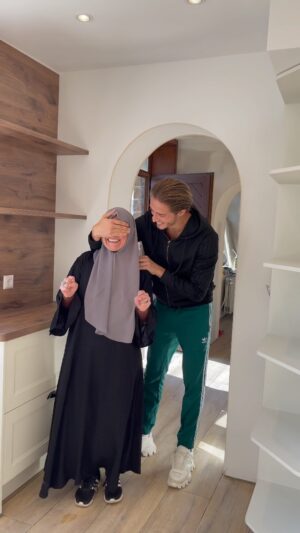 Dylan Thiry Instagram - Tu t’es battue pour en arriver là… @michaelle_75 🧕🏼
Aujourd’hui, c’est à mon tour de me battre pour que tu n’aies plus à le faire. 
Il est temps que tu te reposes et que je prenne le relais.

Je te souhaite la bienvenue dans ta nouvelle cuisine. @zen_cuisines 
J’espère qu’elle te plaît maman.

Je tiens à remercier toute l’équipe qui nous a permis de réaliser cette magnifique conception pour cette pièce de partage où tu vas pouvoir nous concocter de très bons et nombreux plats 😜😍

Cusine : @zen_cuisines 
Fleurs : @yourflowersparis 
Designer : @ryad.design
