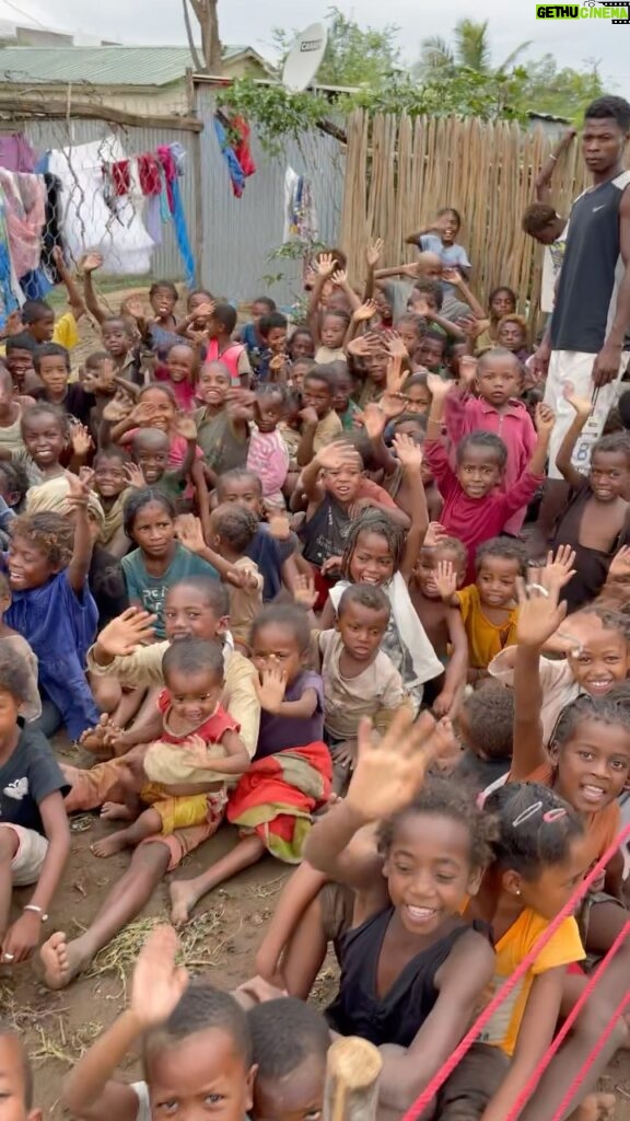 Dylan Thiry Instagram - 600-700 enfants ont un repas chaud chaque jour grâce à vous 👏🏽👏🏾👏🏿 @pournosenfants.ong 😍 Madagascar