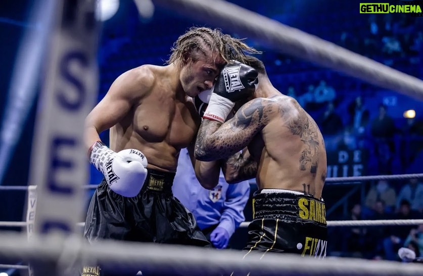 Dylan Thiry Instagram - La plus grande gloire n'est pas de ne jamais tomber, mais de se relever à chaque chute. 🥊 Palais des sports de Marseille