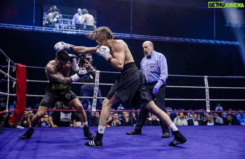 Dylan Thiry Instagram - La plus grande gloire n'est pas de ne jamais tomber, mais de se relever à chaque chute. 🥊 Palais des sports de Marseille