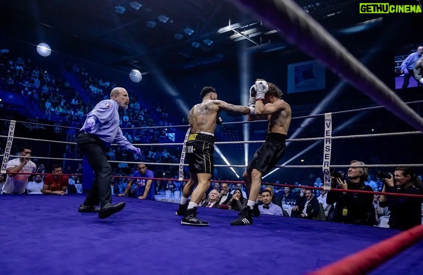 Dylan Thiry Instagram - La plus grande gloire n'est pas de ne jamais tomber, mais de se relever à chaque chute. 🥊 Palais des sports de Marseille