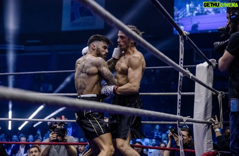 Dylan Thiry Instagram - La plus grande gloire n'est pas de ne jamais tomber, mais de se relever à chaque chute. 🥊 Palais des sports de Marseille