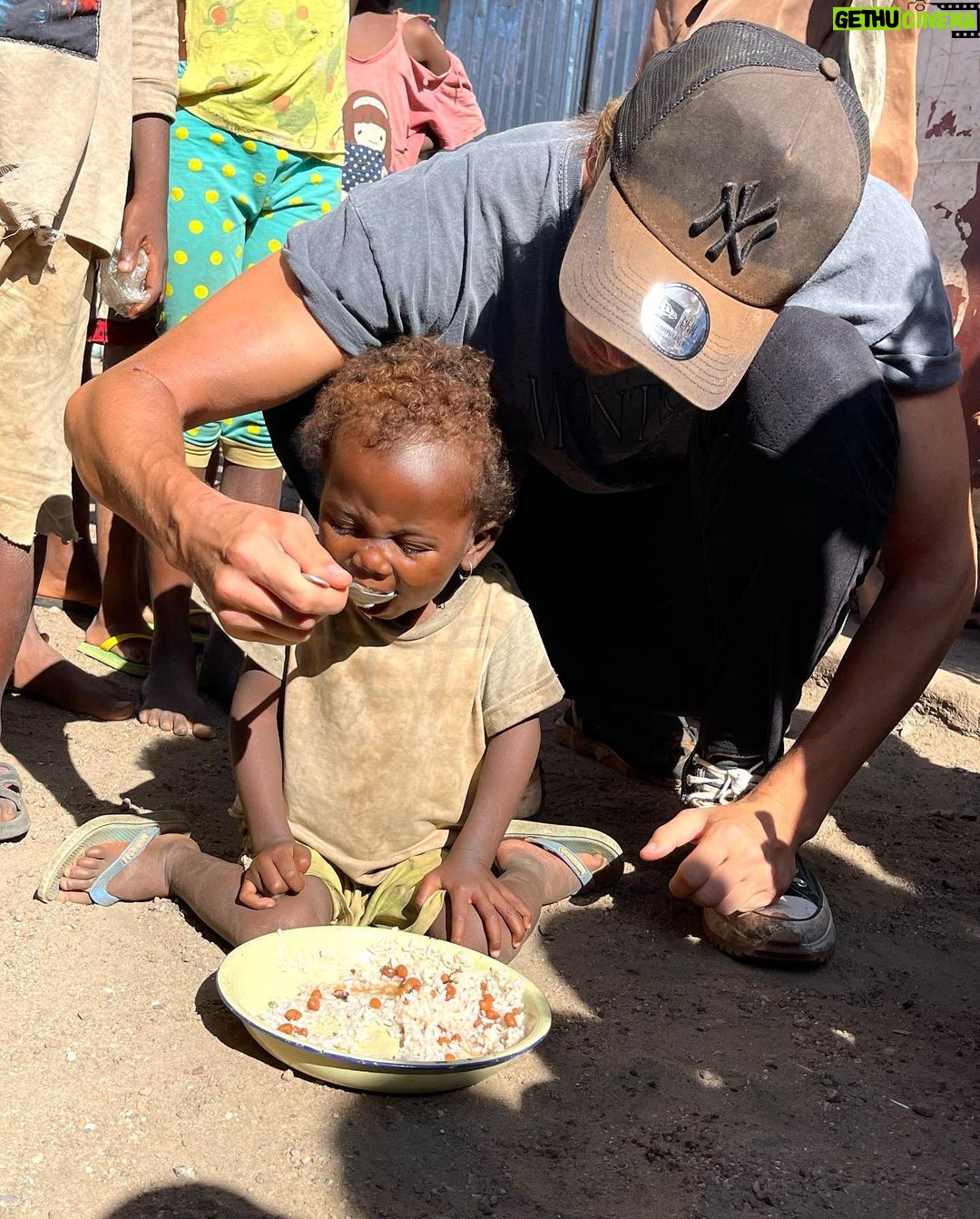 Dylan Thiry Instagram - 36 jours sur le territoire de Madagascar… 36 jours intenses et si inoubliables ! Ils sont marqués en moi à jamais. Ces moments, ces sourires, la peur parfois…. Mon coeur a souvent été déchiré face à certaines scènes dont j’ai été témoin. 💔 J’aurais tant aimé demeurer encore là bas plus longtemps… mais ma vie personnelle me rattrape… mon arrière-grand-mère ne sort plus de son lit. La construction de la maison de ma maman est en cours depuis mon départ et je me dois d’être sur place pour finaliser certains points. Pour veiller et m’assurer que tout se déroule convenablement. Ma santé aussi Mon travail a été mis de côté pendant un mois, il est temps de reprendre du service. Mais une chose est sûre, je reviendrai plus fort que jamais avec une équipe solide que je vais constituer dans les prochains jours. @pournosenfants.ong Ce n’est pas un adieu, ce n’est pas un « au revoir », c’est un « à bientôt ». Merci Allah de m’avoir protégé durant ce voyage humanitaire 🤲🏼 Al Hamdoulillah je rentre en vie auprès de ma famille… Merci à vous tous ! A tout ceux qui m’ont suivis durant ce voyage humanitaire vous avez été ma force, mon soutien et ma protection sur ce voyage et surtout merci au peuple Malgache de m’avoir ouvert les portes de chez vous, de m’avoir si bien accueilli dans votre pays. 🤲🏼 Vous êtes peut être le 4ieme pays le plus défavorisé du monde, mais vous êtes un des pays les plus riches du coeur. ❤️ Je vous aime, et à jamais vous êtes gravés en moi. LOVE YOU MADAGASCAR 🇲🇬 Est-ce que je suis fier de moi ? Je ne sais pas.. J’aurais tant aimé faire encore plus… Ce n’est pas assez ! Ce n’est pas suffisant car ils méritent plus. Est-ce que je vais revenir Madagascar ? Oui c’est une certitude et une promesse du coeur. J’ai une équipe, une petite fille et des milliers d’enfants qui comptent sur nous aujourd’hui ! 👧🏽👶🏼🧒🏾 Une phrase de fin ? Non. Ce n’est pas la fin. Ces enfants n’ont pas besoin de nous demain, ils avaient besoin de nous hier. 🌍 @pournosenfants.ong