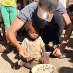 Dylan Thiry Instagram - 36 jours sur le territoire de Madagascar… 36 jours intenses et si inoubliables ! Ils sont marqués en moi à jamais. Ces moments, ces sourires, la peur parfois…. Mon coeur a souvent été déchiré face à certaines scènes dont j’ai été témoin. 💔 J’aurais tant aimé demeurer encore là bas plus longtemps… mais ma vie personnelle me rattrape… mon arrière-grand-mère ne sort plus de son lit. La construction de la maison de ma maman est en cours depuis mon départ et je me dois d’être sur place pour finaliser certains points. Pour veiller et m’assurer que tout se déroule convenablement. Ma santé aussi Mon travail a été mis de côté pendant un mois, il est temps de reprendre du service. Mais une chose est sûre, je reviendrai plus fort que jamais avec une équipe solide que je vais constituer dans les prochains jours. @pournosenfants.ong Ce n’est pas un adieu, ce n’est pas un « au revoir », c’est un « à bientôt ». Merci Allah de m’avoir protégé durant ce voyage humanitaire 🤲🏼 Al Hamdoulillah je rentre en vie auprès de ma famille… Merci à vous tous ! A tout ceux qui m’ont suivis durant ce voyage humanitaire vous avez été ma force, mon soutien et ma protection sur ce voyage et surtout merci au peuple Malgache de m’avoir ouvert les portes de chez vous, de m’avoir si bien accueilli dans votre pays. 🤲🏼 Vous êtes peut être le 4ieme pays le plus défavorisé du monde, mais vous êtes un des pays les plus riches du coeur. ❤️ Je vous aime, et à jamais vous êtes gravés en moi. LOVE YOU MADAGASCAR 🇲🇬 Est-ce que je suis fier de moi ? Je ne sais pas.. J’aurais tant aimé faire encore plus… Ce n’est pas assez ! Ce n’est pas suffisant car ils méritent plus. Est-ce que je vais revenir Madagascar ? Oui c’est une certitude et une promesse du coeur. J’ai une équipe, une petite fille et des milliers d’enfants qui comptent sur nous aujourd’hui ! 👧🏽👶🏼🧒🏾 Une phrase de fin ? Non. Ce n’est pas la fin. Ces enfants n’ont pas besoin de nous demain, ils avaient besoin de nous hier. 🌍 @pournosenfants.ong