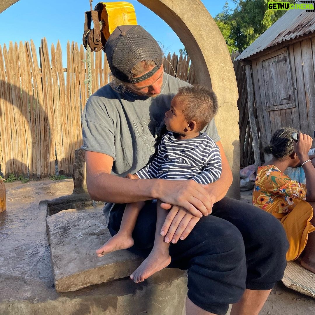Dylan Thiry Instagram - Je rêve d’un monde meilleur, d’un monde où l’égalité existe vraiment, où les humains sont solidaires. Jessaye d’apporter ma pierre à l’édifice avec l’influence que l’on m’a attribué… Il me tient à coeur de transmettre au monde de la meilleure des façons ces messages de solidarité, d’entraide pour influencer la nouvelle génération. Nous portons tous un message, nous avons tous le pouvoir de donner un sourire, d’être l’auteur de gestes désintéressés. Voilà pourquoi l’association pour nos enfants a été créée ! @pournosenfants.ong Nous sommes tous humains mais il existe peu d’humanité. Changeons les choses tant que cela est encore possible. Faisons bouger les choses ensembles ! @pournosenfants.ong 🌍 Madagascar