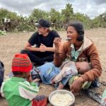 Dylan Thiry Instagram - La barrière de la langue n’est parfois qu’un détail… Par un regard ou par un sourire, il peut y avoir tellement de partages et d’émotions. 🇲🇬😍 #madagascar Madagascar