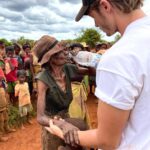 Dylan Thiry Instagram - S.O.S Je savais où j’allais, je savais que cela aller être dur mais là c’est même plus humain… Comment peut on vivre comme si tout aller bien alors qu’à l’heure actuelle, des bébés, des BÉBÉS et des ENFANTS meurent de faim, ils sont littéralement en train de mourir tellement qu’ils sont affamés ! J’ai l’impression d’écrire dans une autre langue ! Des gens meurs de faim et en tant qu’humain on se doit tous de faire quelque chose pour cette population ! 🇲🇬 ⚠️ PARTAGER MASSIVEMENT ET INTENSÉMENT SVP QUE CELA SORTE DANS TOUS LES MÉDIAS ET QU’ILS SE BOUGENT AU PLUS VITE ! Ils n’ont pas besoin de nous aujourd’hui, ni demain ils avaient besoin de nous hier ! @pournosenfants.ong Madagascar