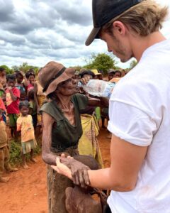 Dylan Thiry Instagram - S.O.S Je savais où j’allais, je savais que cela aller être dur mais là c’est même plus humain… Comment peut on vivre comme si tout aller bien alors qu’à l’heure actuelle, des bébés, des BÉBÉS et des ENFANTS meurent de faim, ils sont littéralement en train de mourir tellement qu’ils sont affamés ! J’ai l’impression d’écrire dans une autre langue ! Des gens meurs de faim et en tant qu’humain on se doit tous de faire quelque chose pour cette population ! 🇲🇬 ⚠️ PARTAGER MASSIVEMENT ET INTENSÉMENT SVP QUE CELA SORTE DANS TOUS LES MÉDIAS ET QU’ILS SE BOUGENT AU PLUS VITE ! Ils n’ont pas besoin de nous aujourd’hui, ni demain ils avaient besoin de nous hier ! @pournosenfants.ong Madagascar