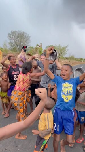 Dylan Thiry Instagram - Celui ou celle qui s’opposera à nous s’opposera à toute la nation…🇲🇬 On restera unis fort compréhensible.
Notre but,  la paix et l’entraide, afin de continuer à vivre dans la joie et la bonne humeur 🤝 
Invaincu et  invincible sera notre devise 💪🏾 @pournosenfants.ong