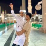 Dylan Thiry Instagram – Ohh Allah tu ne m’as pas donné la présence d’un père dans ma vie, ni fais connaître celui de Nordine, mais tu nous as lié d’un amour pur et inconditionnel entre 2 frères ! Grand frère à petit frère on s’aime est cela jusqu’à la fin des temps ! Inshallah 🥰
Tu nous as bénis par ce lien fort et incassable, vers la direction de notre Prophète Mohammed Sala Allah Alayhi Wa Salam ! 🤲🏼 Al Hamdoulillah Al Masjid an Nabawi  المسجد النبوي  Madina Munawarah المدينة المنورة