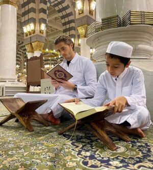 Dylan Thiry Instagram - Aujourd’hui journée lecture de Coran avec mes 3 petits frères à la mosquée de Médine 🕌🤲🏼🤍