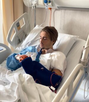 Dylan Thiry Instagram - Je vais bien grâce à Dieu. Merci pour vos messages, le docteur a fait un nettoyage complet de l’infection. C’est pour cela que je me suis fait opérer aujourd’hui. J’espère de tout cœur que ça sera la dernière fois. 🤲🏽