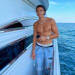 Dylan Thiry Instagram - À votre avis où suis-je ? 🛥 Je vous souhaite à tous un bon dimanche vous me manquez fort la famille 💙