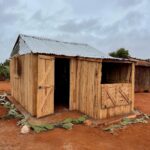 Dylan Thiry Instagram - Nous sommes très fier de vous annoncer que la maison de la petite famille est terminé. 😍🏠 @pournosenfants.ong Madagascar