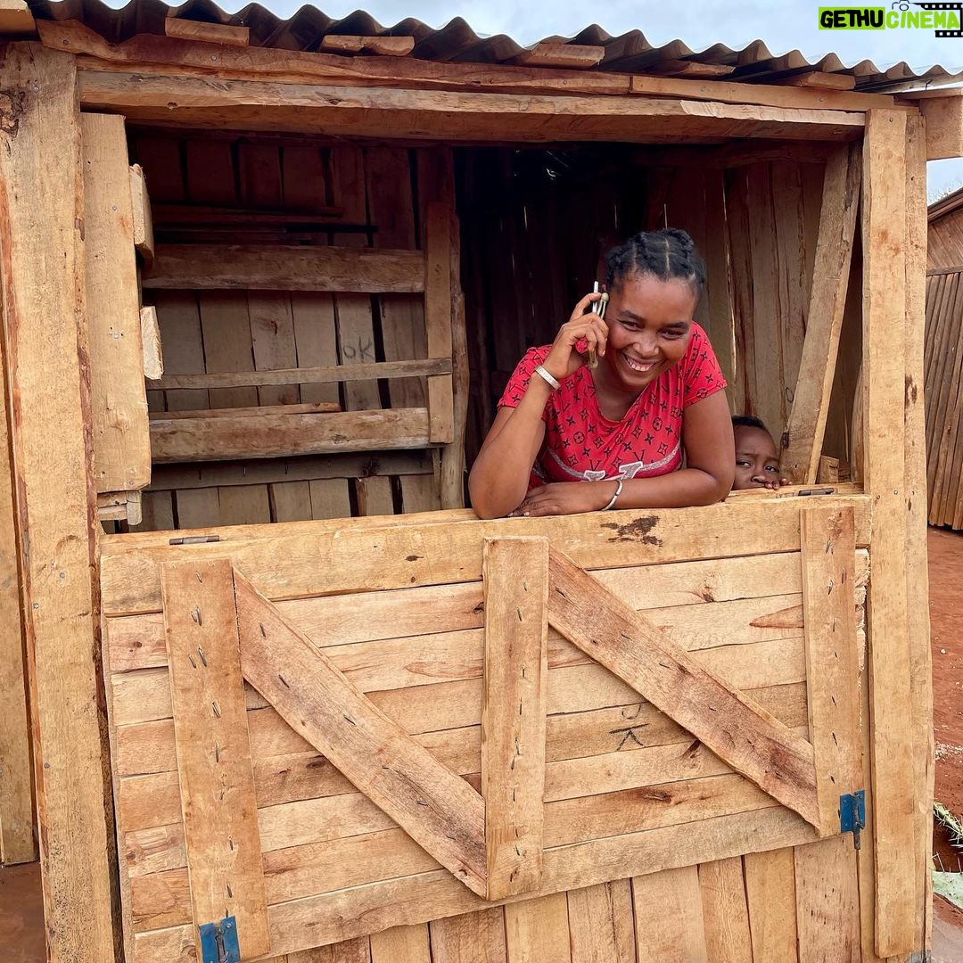 Dylan Thiry Instagram - Nous sommes très fier de vous annoncer que la maison de la petite famille est terminé. 😍🏠 @pournosenfants.ong Madagascar