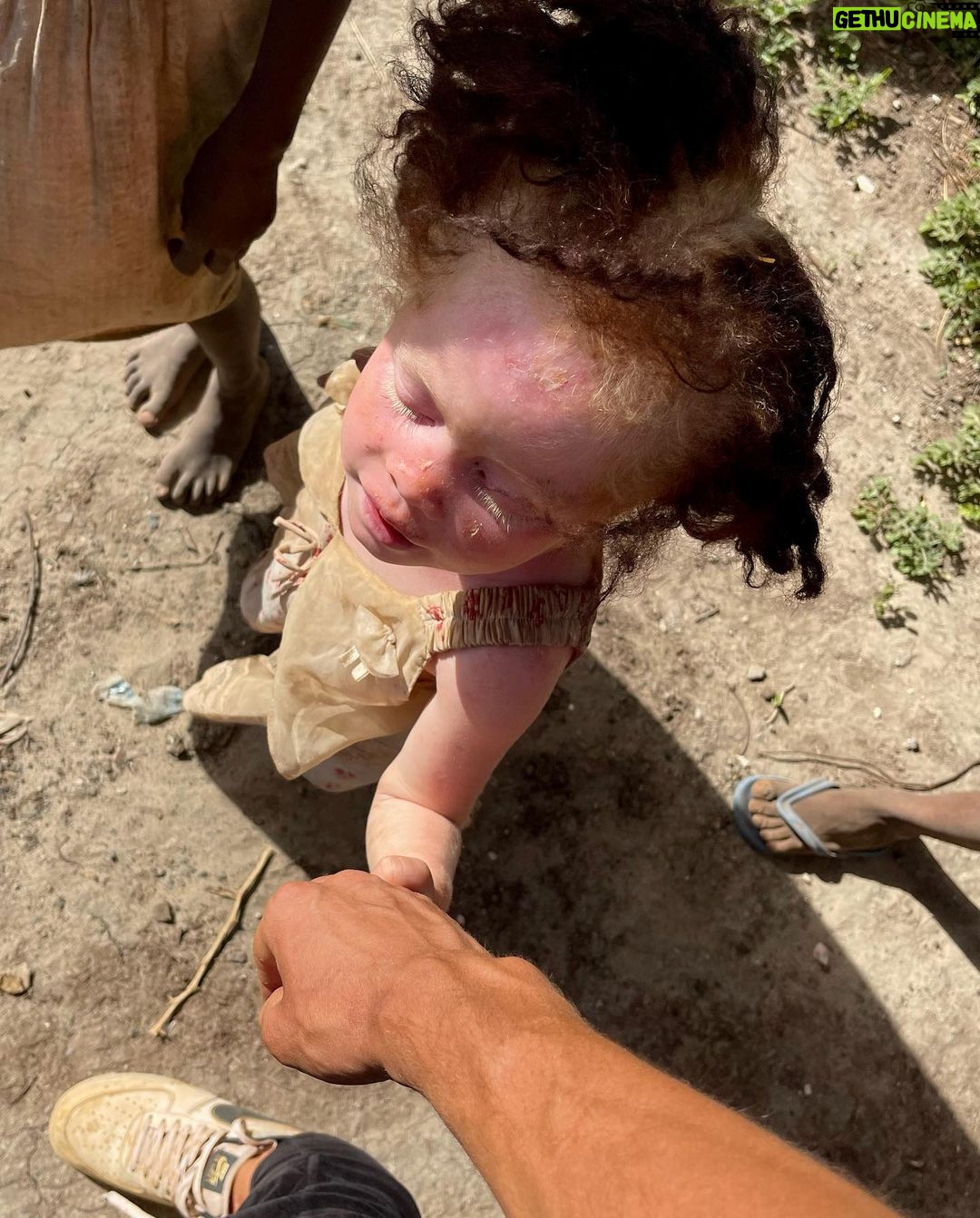 Dylan Thiry Instagram - Je préfère voir cette maman pleurer des larmes de joie que de tristesse 😍🥺 Voici ma plus grande priorité de vie pour ces jours à venir : cette famille, cette maman qui m’ont extrêmement touché par ses paroles et ses larmes. Aujourd’hui le grand jour est arrivé, nous allons commencer les travaux de sa nouvelle maison pour elle et ses enfants, pour leur foyer, un confort, une sécurité, un toit, un nouveau départ les attend bientôt… Une renaissance pour eux et un soulagement qu’elle mérite. @pournosenfants.ong Madagascar