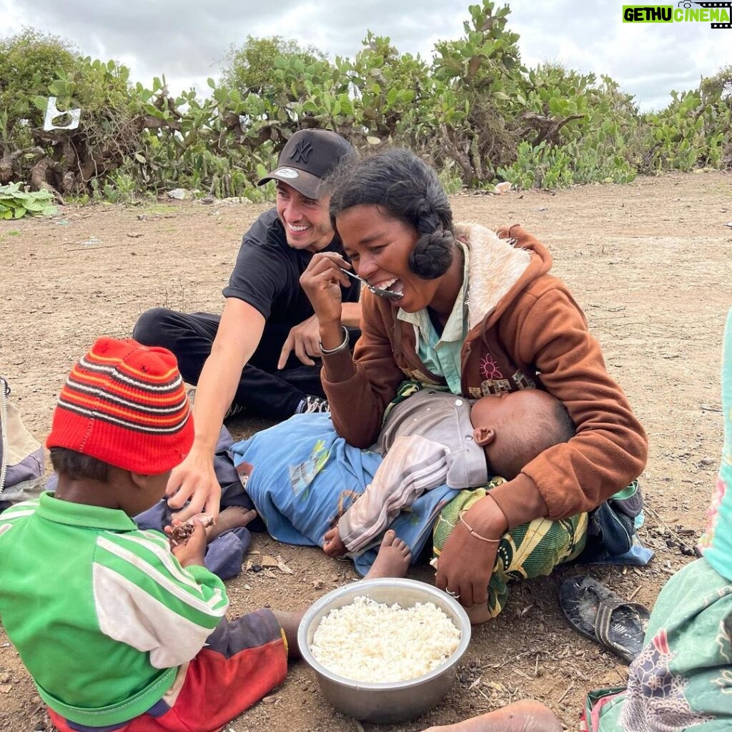 Dylan Thiry Instagram - La barrière de la langue n’est parfois qu’un détail… Par un regard ou par un sourire, il peut y avoir tellement de partages et d’émotions. 🇲🇬😍 #madagascar Madagascar
