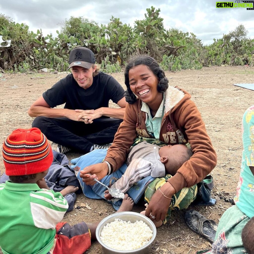 Dylan Thiry Instagram - La barrière de la langue n’est parfois qu’un détail… Par un regard ou par un sourire, il peut y avoir tellement de partages et d’émotions. 🇲🇬😍 #madagascar Madagascar