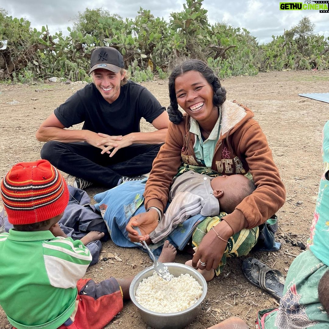 Dylan Thiry Instagram - La barrière de la langue n’est parfois qu’un détail… Par un regard ou par un sourire, il peut y avoir tellement de partages et d’émotions. 🇲🇬😍 #madagascar Madagascar