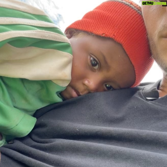 Dylan Thiry Instagram - La barrière de la langue n’est parfois qu’un détail… Par un regard ou par un sourire, il peut y avoir tellement de partages et d’émotions. 🇲🇬😍 #madagascar Madagascar