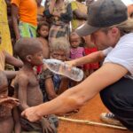 Dylan Thiry Instagram – S.O.S 

Je savais où j’allais, je savais que cela aller être dur mais là c’est même plus humain… 

Comment peut on vivre comme si tout aller bien alors qu’à l’heure actuelle, des bébés, des BÉBÉS et des ENFANTS meurent de faim, ils sont littéralement en train de mourir tellement qu’ils sont affamés ! 

J’ai l’impression d’écrire dans une autre langue ! 
Des gens meurs de faim et en tant qu’humain on se doit tous de faire quelque chose pour cette population ! 🇲🇬

⚠️ PARTAGER MASSIVEMENT ET INTENSÉMENT SVP QUE CELA SORTE DANS TOUS LES MÉDIAS ET QU’ILS SE BOUGENT AU PLUS VITE ! 

Ils n’ont pas besoin de nous aujourd’hui, ni demain ils avaient besoin de nous hier ! @pournosenfants.ong Madagascar