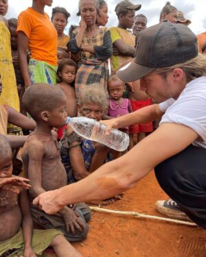Dylan Thiry Instagram - S.O.S 

Je savais où j’allais, je savais que cela aller être dur mais là c’est même plus humain… 

Comment peut on vivre comme si tout aller bien alors qu’à l’heure actuelle, des bébés, des BÉBÉS et des ENFANTS meurent de faim, ils sont littéralement en train de mourir tellement qu’ils sont affamés ! 

J’ai l’impression d’écrire dans une autre langue ! 
Des gens meurs de faim et en tant qu’humain on se doit tous de faire quelque chose pour cette population ! 🇲🇬

⚠️ PARTAGER MASSIVEMENT ET INTENSÉMENT SVP QUE CELA SORTE DANS TOUS LES MÉDIAS ET QU’ILS SE BOUGENT AU PLUS VITE ! 

Ils n’ont pas besoin de nous aujourd’hui, ni demain ils avaient besoin de nous hier ! @pournosenfants.ong