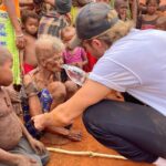 Dylan Thiry Instagram - S.O.S Je savais où j’allais, je savais que cela aller être dur mais là c’est même plus humain… Comment peut on vivre comme si tout aller bien alors qu’à l’heure actuelle, des bébés, des BÉBÉS et des ENFANTS meurent de faim, ils sont littéralement en train de mourir tellement qu’ils sont affamés ! J’ai l’impression d’écrire dans une autre langue ! Des gens meurs de faim et en tant qu’humain on se doit tous de faire quelque chose pour cette population ! 🇲🇬 ⚠️ PARTAGER MASSIVEMENT ET INTENSÉMENT SVP QUE CELA SORTE DANS TOUS LES MÉDIAS ET QU’ILS SE BOUGENT AU PLUS VITE ! Ils n’ont pas besoin de nous aujourd’hui, ni demain ils avaient besoin de nous hier ! @pournosenfants.ong Madagascar