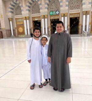 Dylan Thiry Instagram - Aujourd’hui journée lecture de Coran avec mes 3 petits frères à la mosquée de Médine 🕌🤲🏼🤍