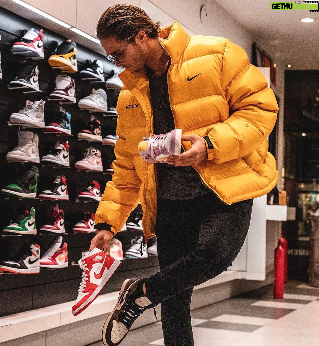 Dylan Thiry Instagram - #CONCOURS 🎁 On a une grosse surprise pour vous, avec @f5supply on a décidé de vous faire gagner 3 bon d’achats ! 2 x 500€ + 1 x 1000€ à dépenser dans nos 3 magasins 📍Platesteen 12 , 1000 Bruxelles 📍Avenue Louise 27 , 1060 Saint-Gilles 📍Kustlaan 213 , 8300 Knokke-Heist Pour participer 📲 - FOLLOW @f5supply & @dylanthiry + tag 2 amis en commentaire ✅ 🎁 BONUS : Pour plus de chance , reposter la photo en nous identifiant dans ta story BONNE CHANCE À TOUS 🙏🏼