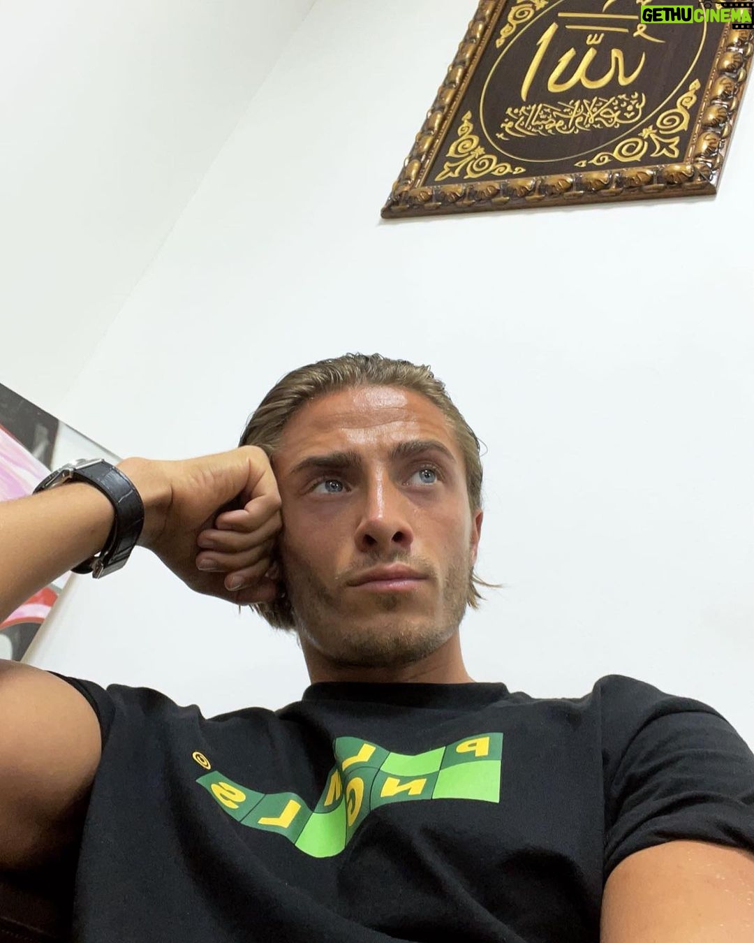 Dylan Thiry Instagram - Je ne garderais que le meilleur de mes voyages humanitaires… 🌍 Chaque voyage est une nouvelle expérience, l’occasion de faire de nouvelles rencontres et je me rends compte à quel point j’ai la chance d’être en bonne santé, de pouvoir manger à ma faim, d’avoir ma mère et mon père en bonne santé et encore présents malgré nos différents parfois. Dieu est au contrôle et même s’il y a des coups bas qui peuvent m’arriver durant certain voyage, chaque obstacle est une expérience à prendre, quoiqu’il devienne je continuerai à venir en aide aux personnes les plus démunis peut importe leur pays ou leurs origines. Nous avons tous un rôle sur terre et moi je ne peux demeurer humain sans exprimer mon humanité envers ceux qui sont dans le besoin. Amine 🤲🏼 Morocco